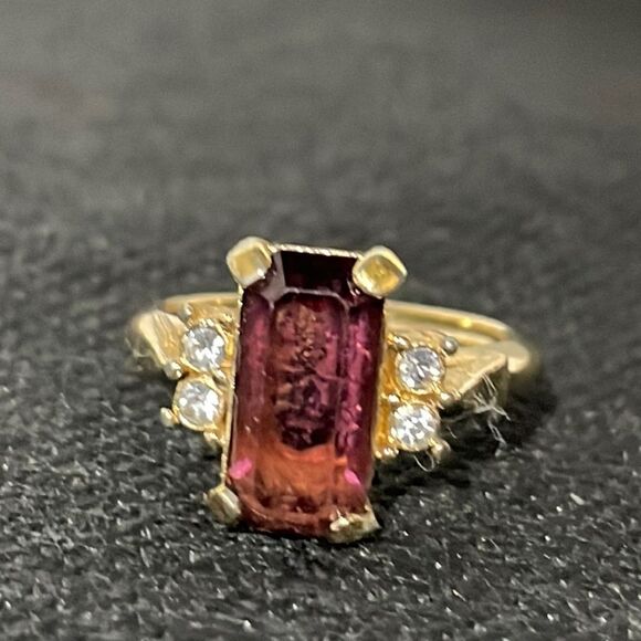 Ring with large red gem - Picture 2 of 7